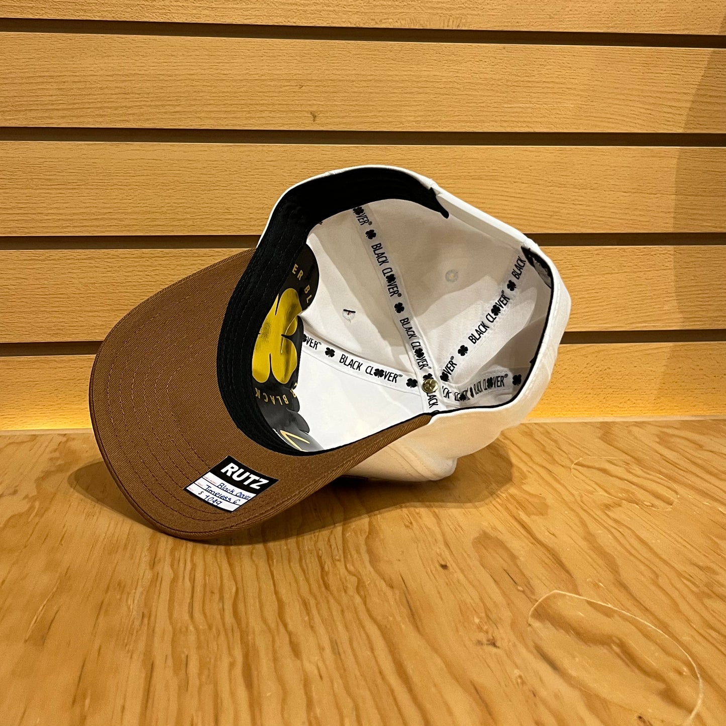Gorra Black Clover Timeless 6 Blanco Café Ajustable