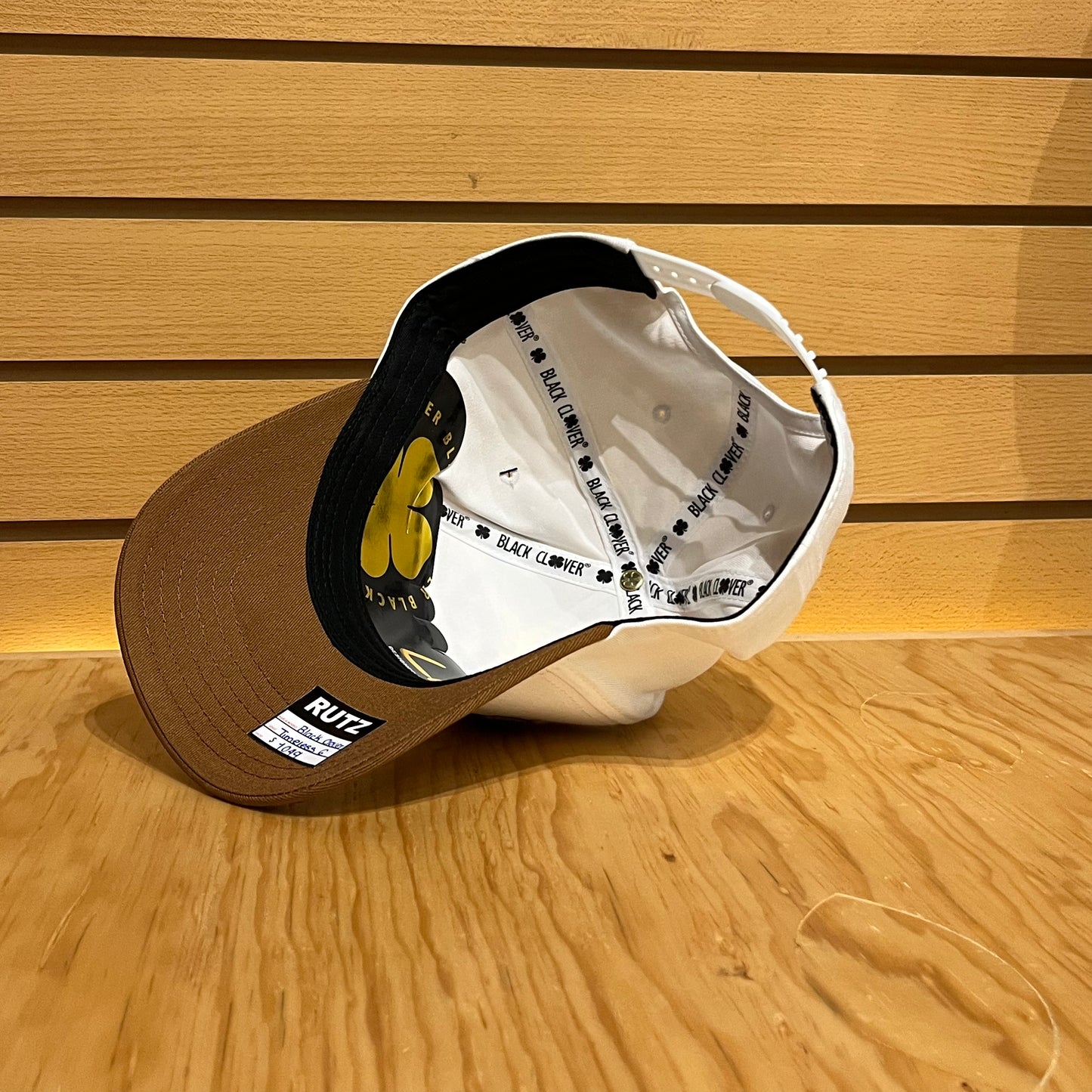 Gorra Black Clover Timeless 6 Blanco Café Ajustable