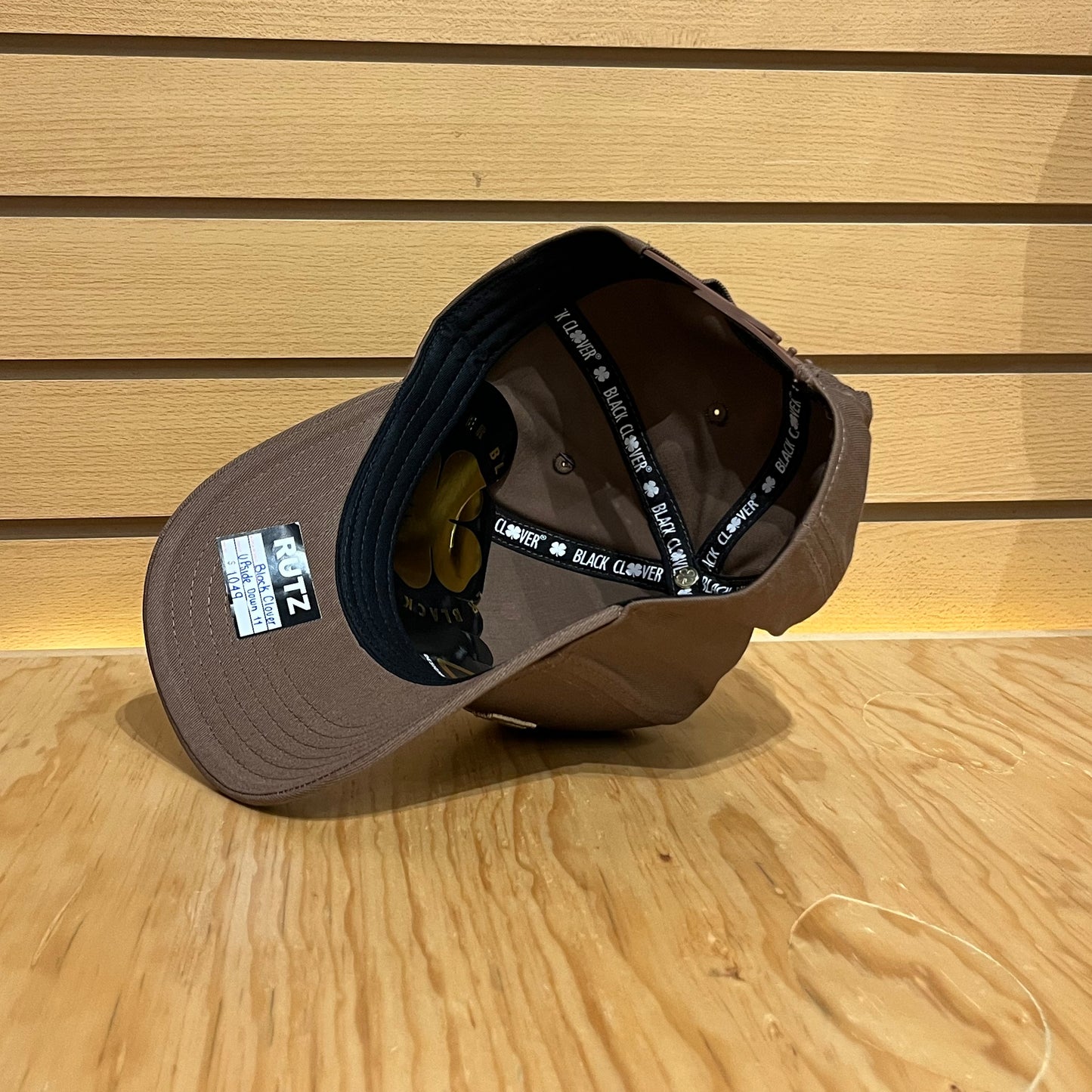 Gorra Black Clover Upside Down luck 11 Cafe Ajustable